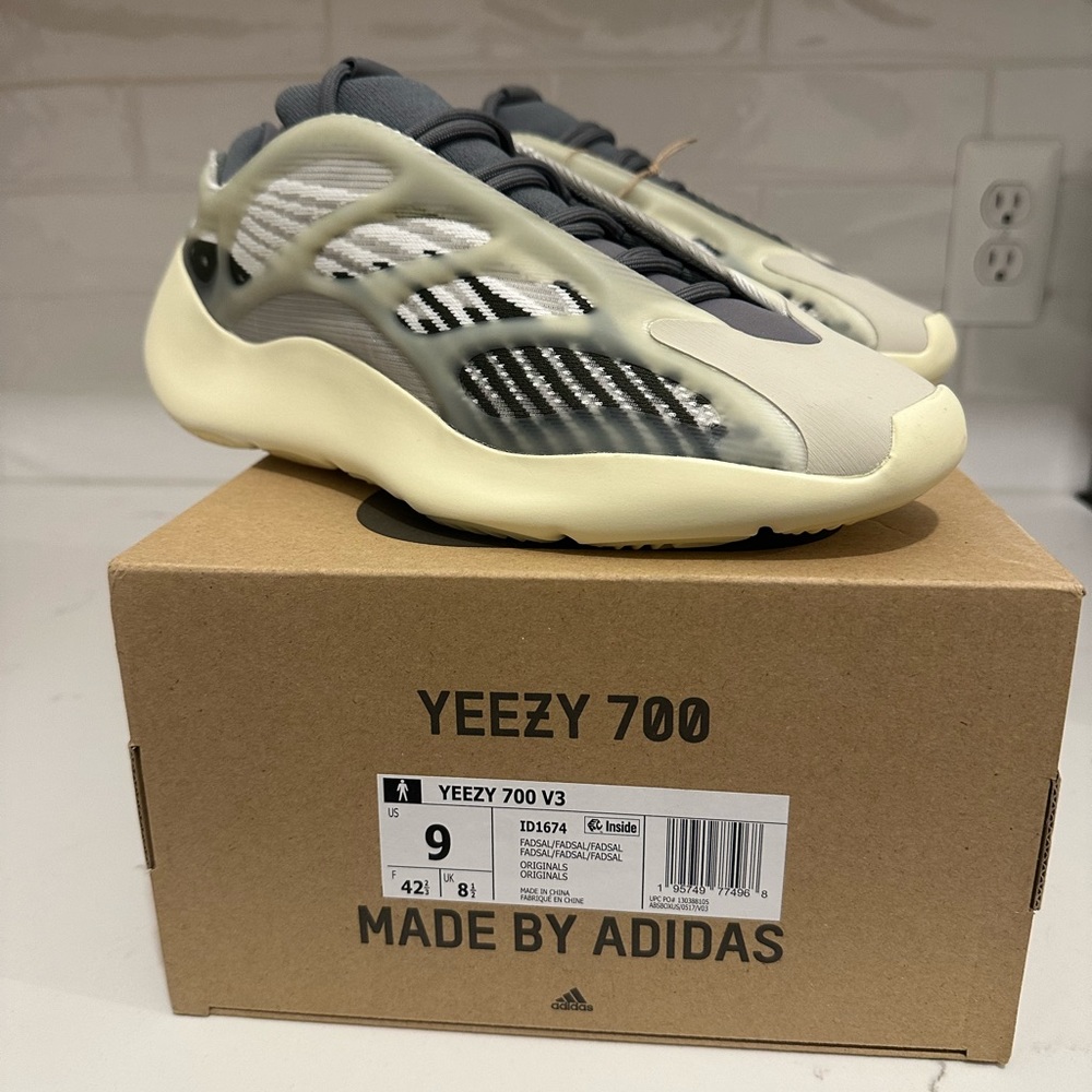 Yeezy 700 V3